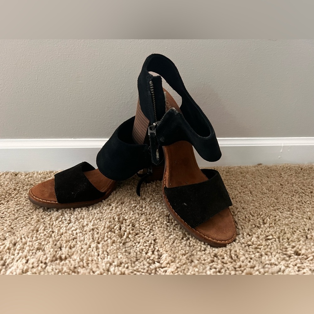 Tom’s women’s zip suede heel